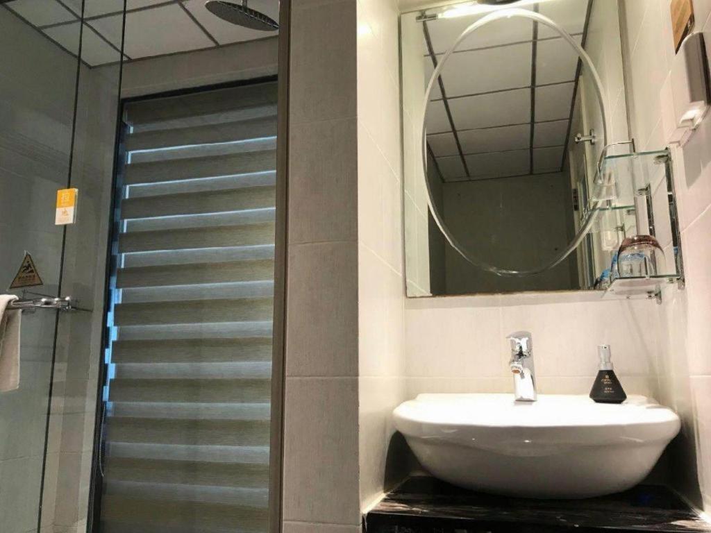 Kingtown Hotel Hongqiao Shanghai Bagian luar foto